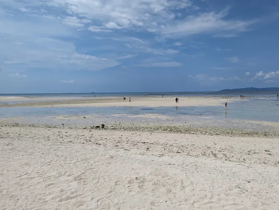 竹富島のコンドイ浜に広がる砂浜と浅い海