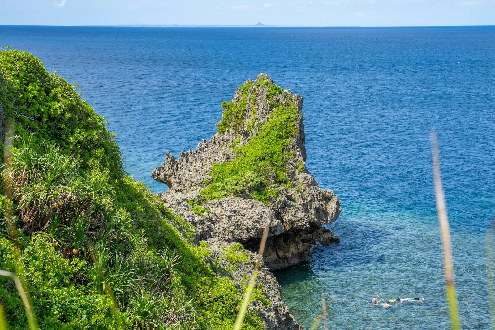 恩納村・真栄田岬の海岸と海