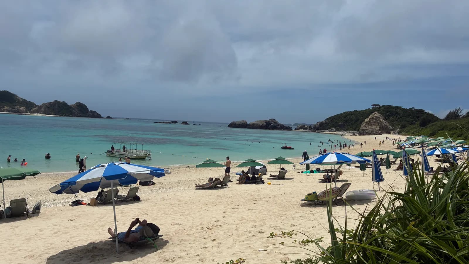 阿波連ビーチの砂浜と海