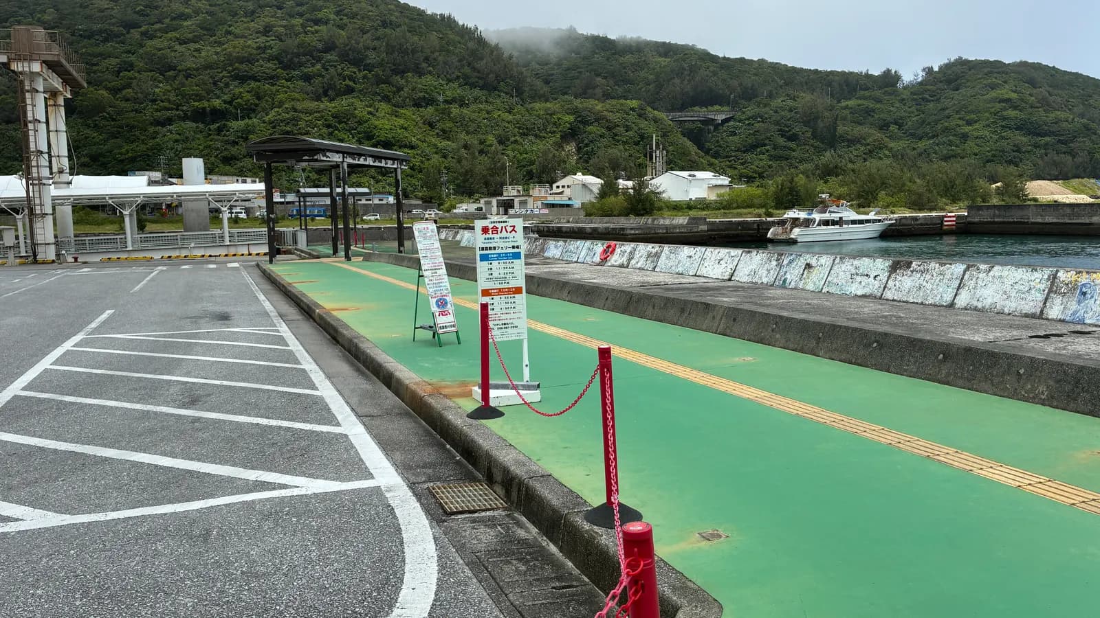 渡嘉敷港の阿波連行きバス停近くにある小さな屋根