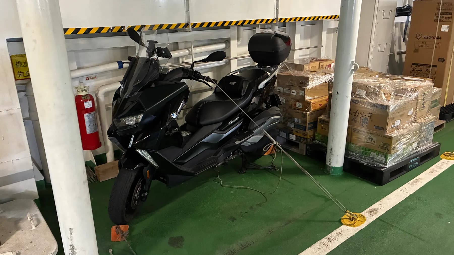 フェリーとかしきの車両甲板で固定されたバイク