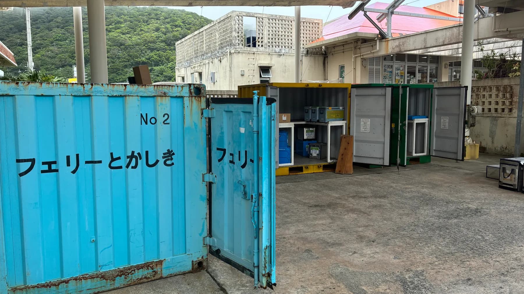 渡嘉敷港の荷物受取場