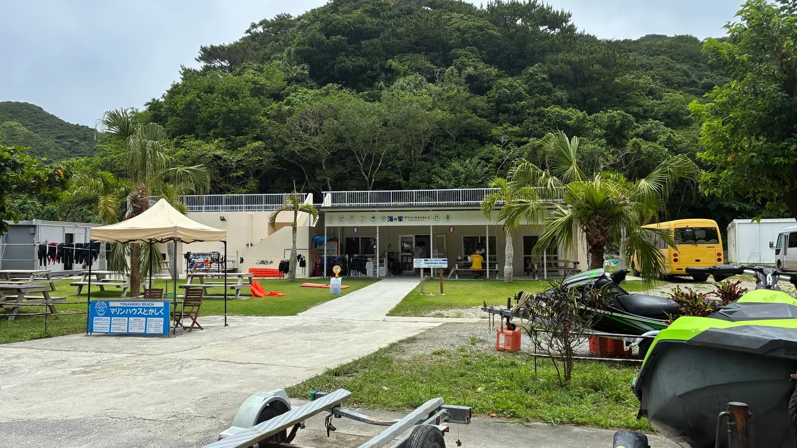 渡嘉志久ビーチの海の家