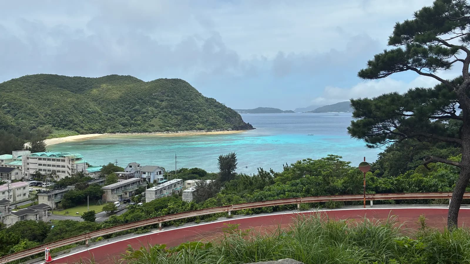 高台から見た渡嘉志久ビーチ