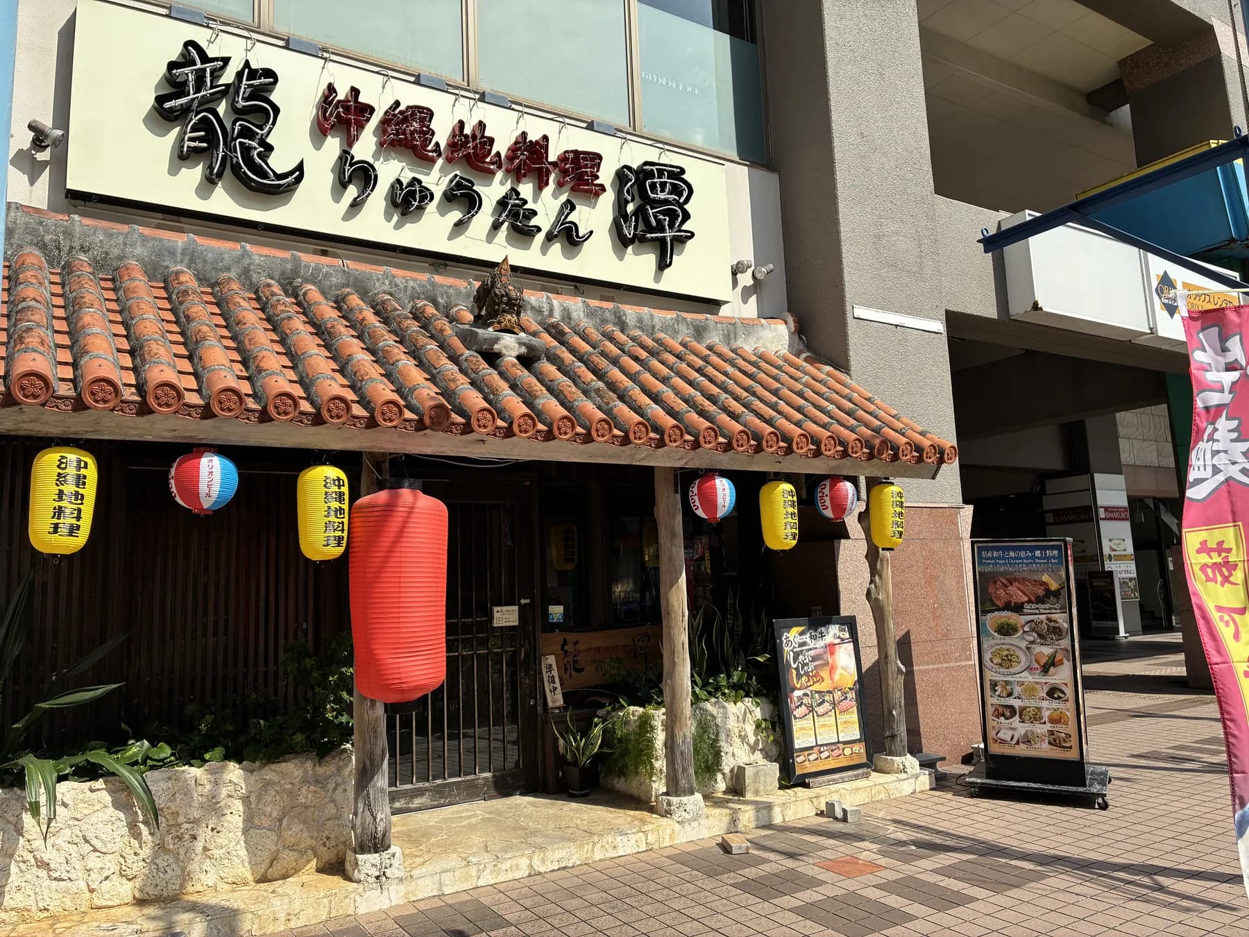 とまりん館内左側の沖縄そば食事処