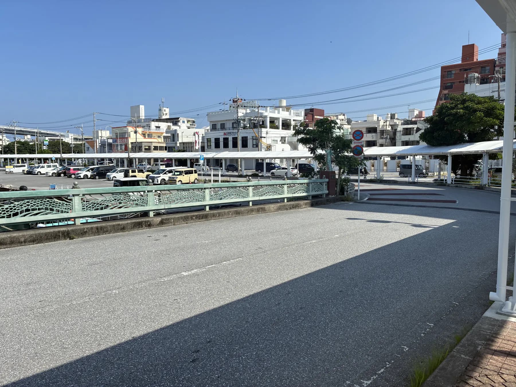 とまりんからタクシー乗り場へ向かう海側の道
