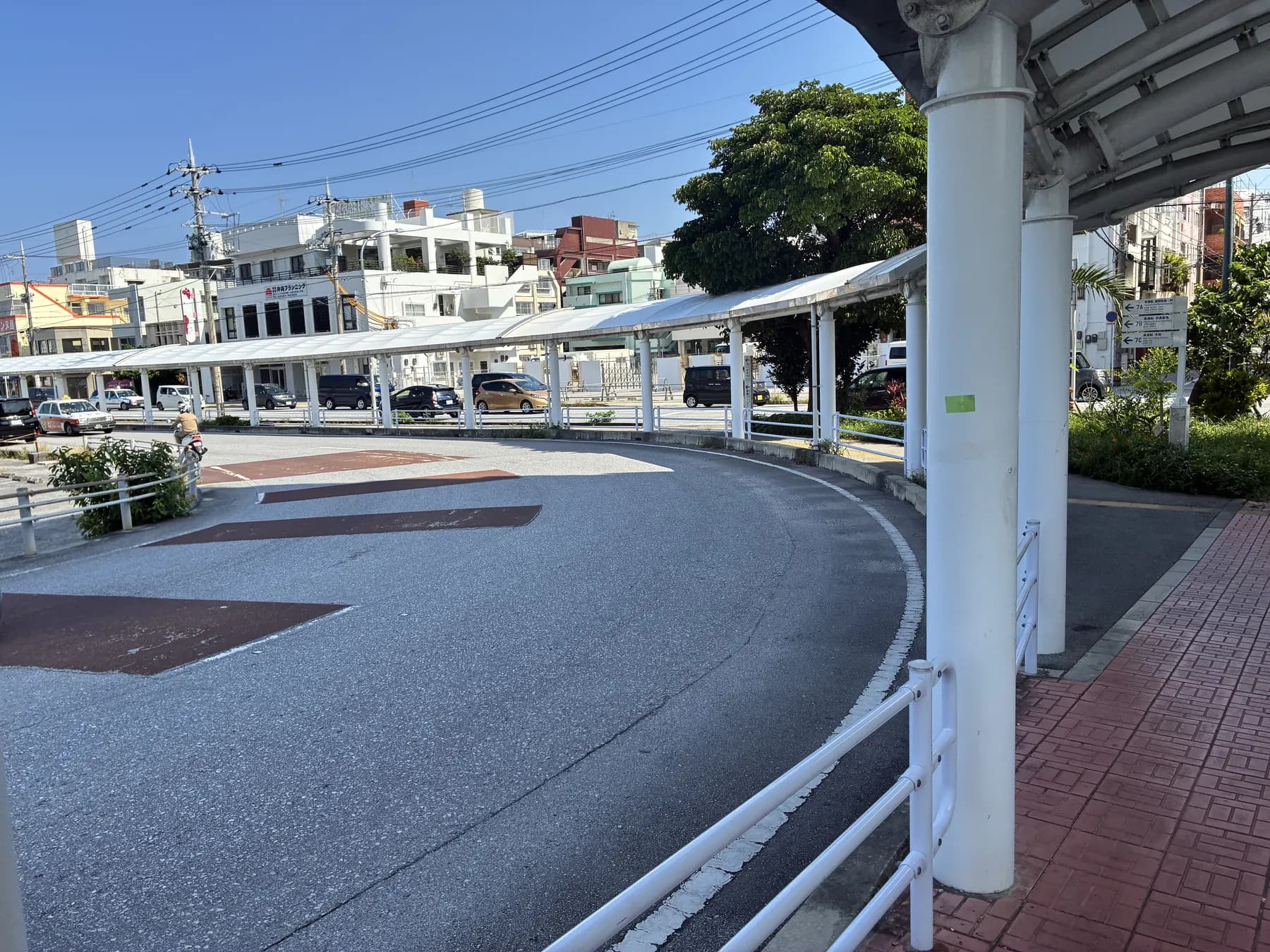 緑地公園側を進むタクシー乗り場への道