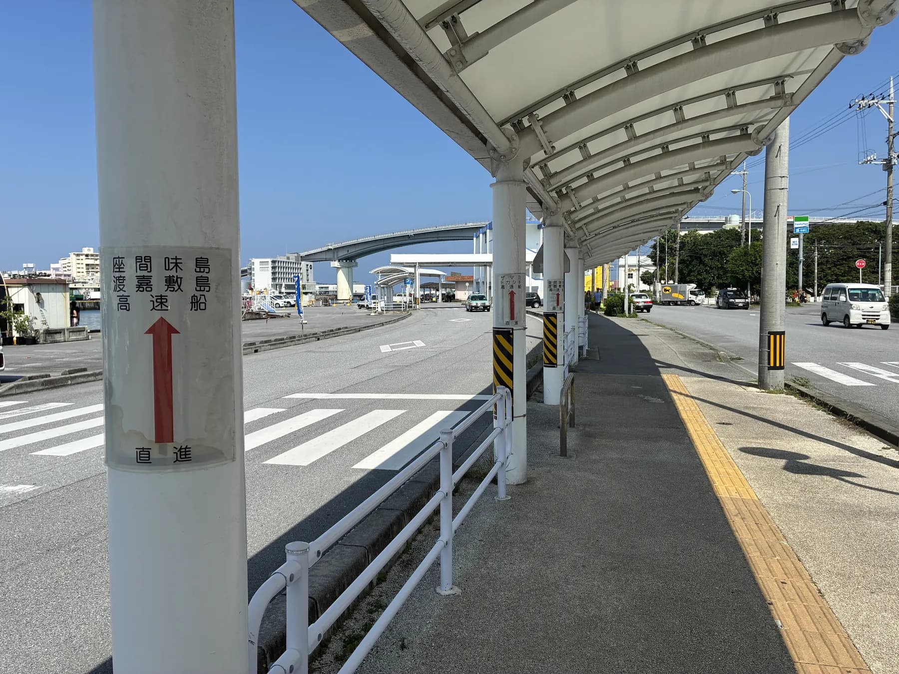 案内表示を過ぎた先のタクシー乗り場への道