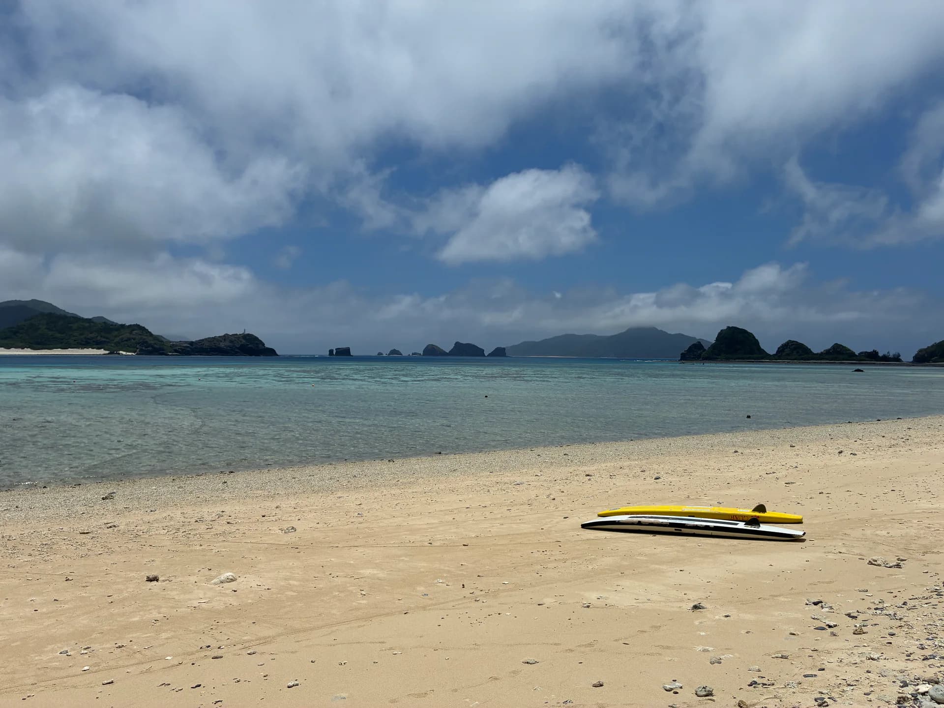 阿真海灘的沙灘與淺海