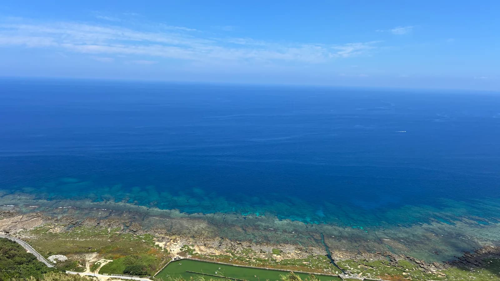 比屋定バンタ展望台から見た久米島の風景