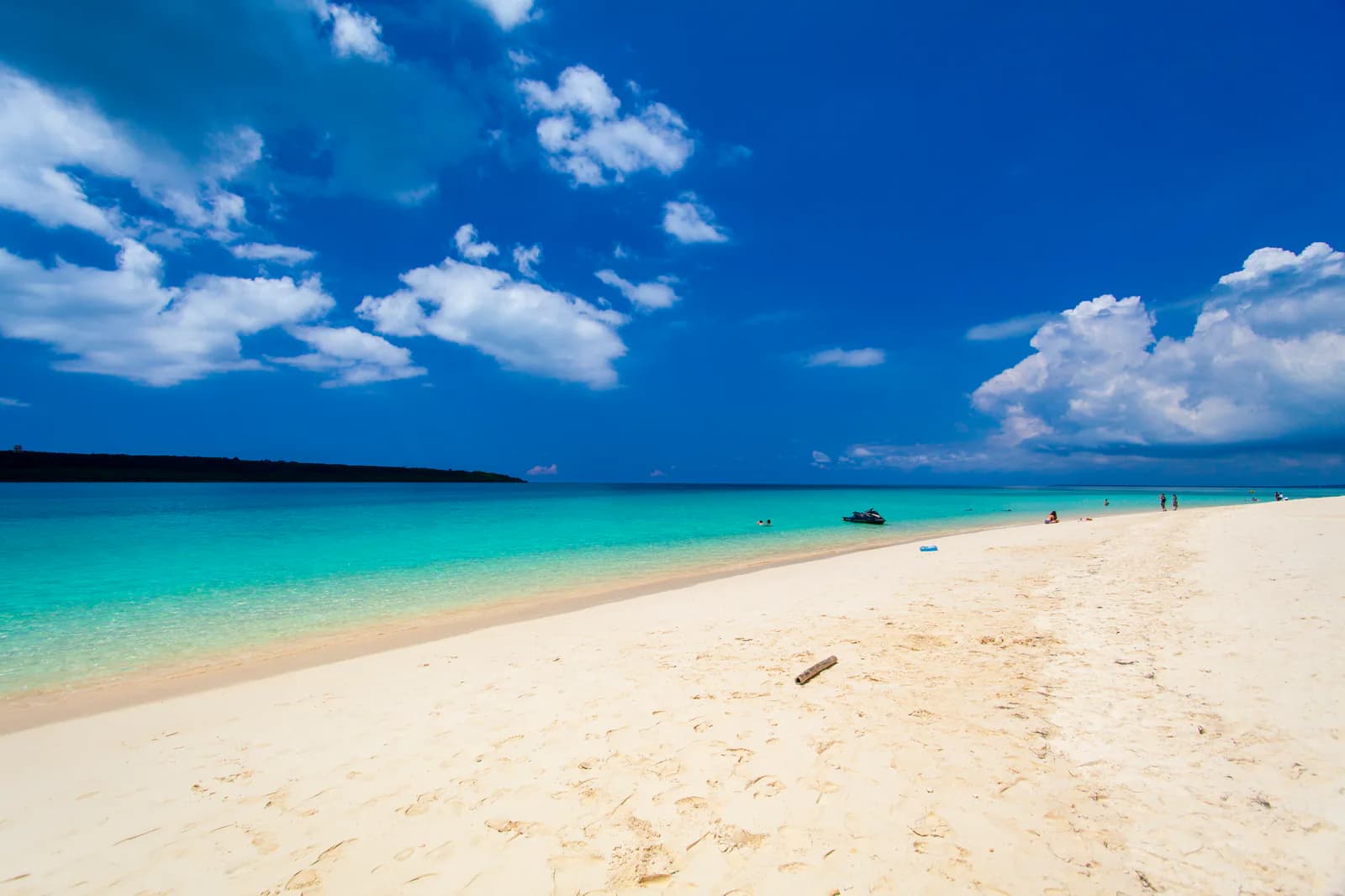 White sand and blue sea at Yonaha Maehama beach