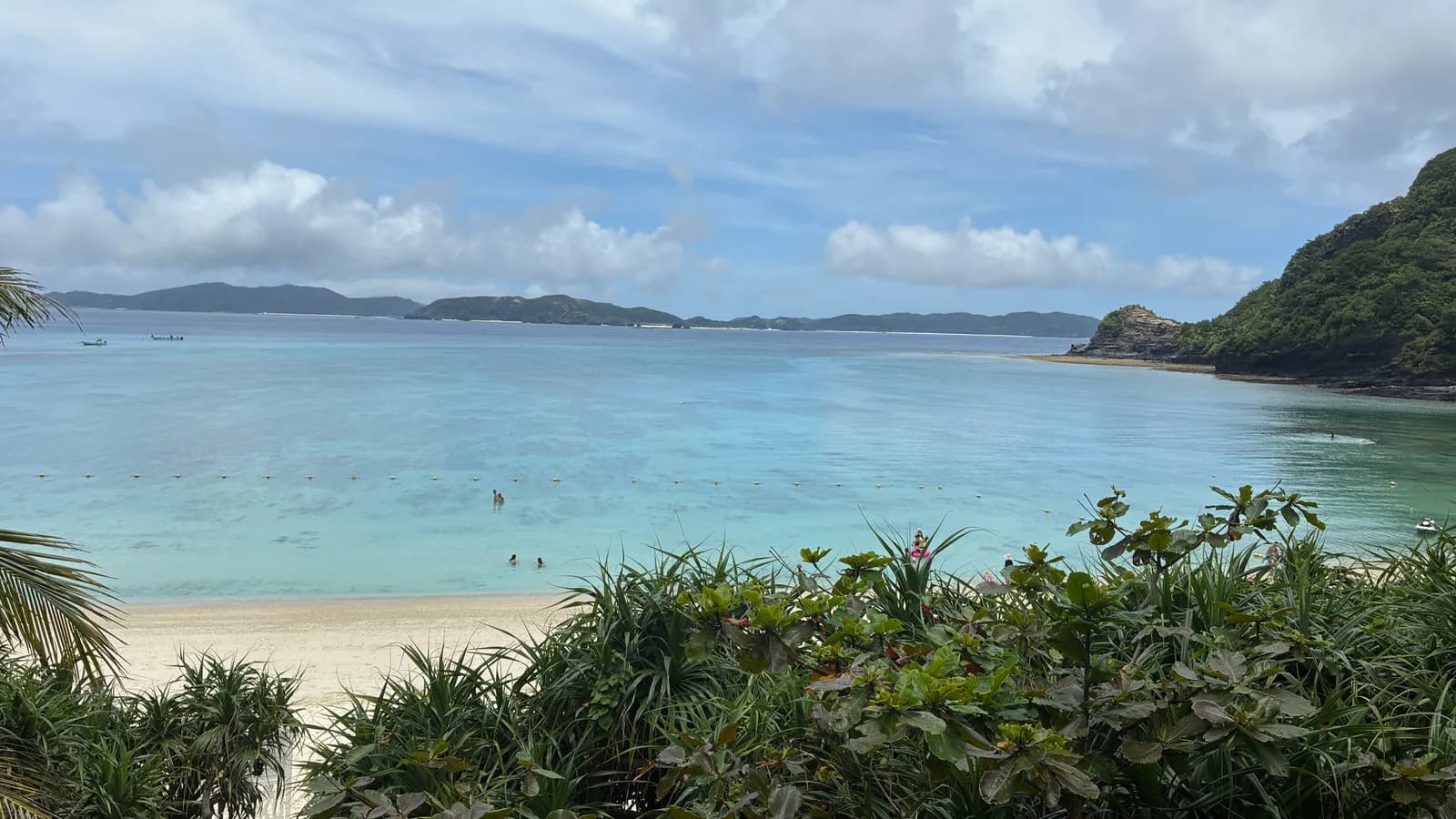 渡嘉志久海灘的沙灘與平靜海面
