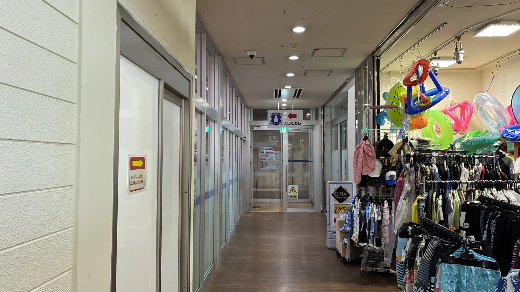 とまりん1階のローソンとお土産売場へ向かう通路