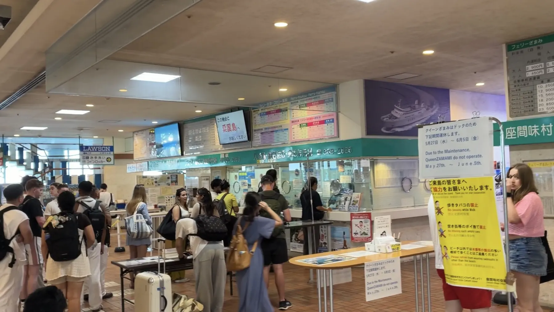 とまりんチケット売り場右側