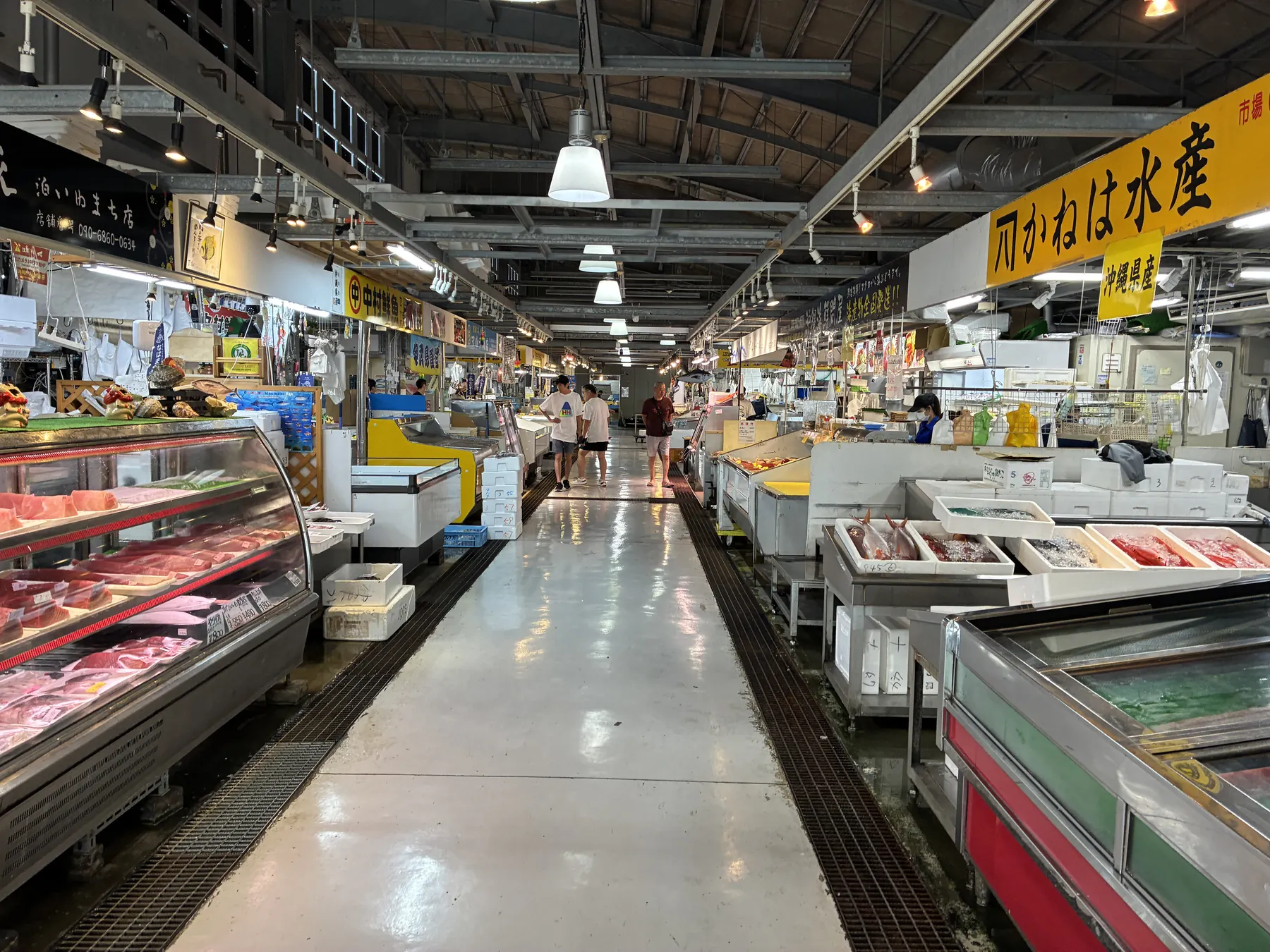 泊いゆまち店内右側の通路