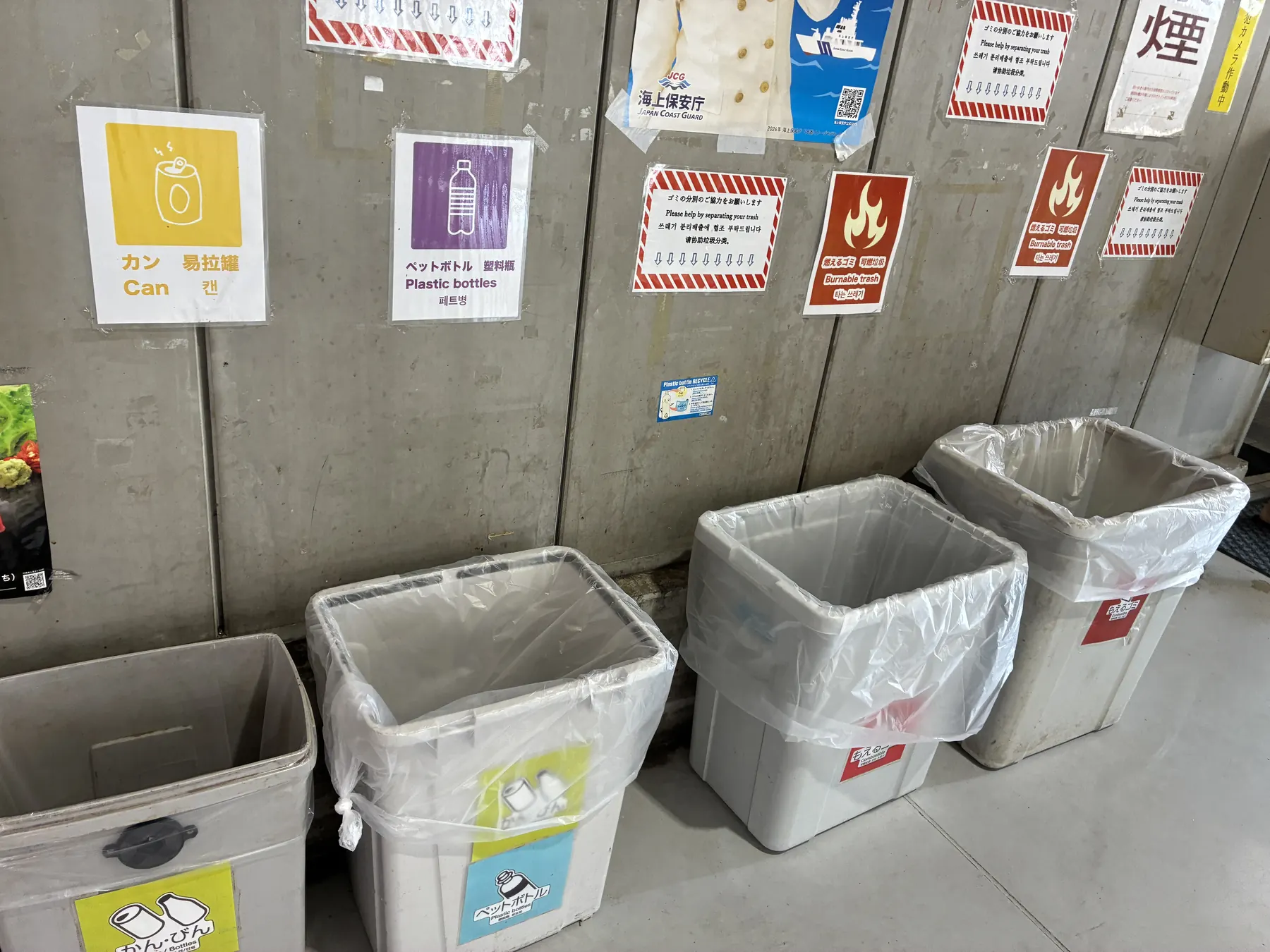 泊いゆまち店内トイレ前のゴミ箱